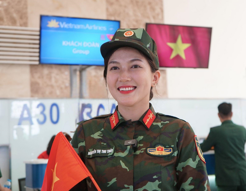 Chiến sĩ Nguyễn Thị Thu Thủy bày tỏ: “Hoàn thành nhiệm vụ tại A80 là niềm vinh dự và tự hào lớn lao đối với tôi. Xin cảm ơn Hãng Hàng không quốc gia Việt Nam đã đồng hành trong chặng đường trở về. Sau những tháng ngày huấn luyện vất vả tại Miếu Môn tôi mong chờ từng giây phút được sum vầy cùng gia đình”.