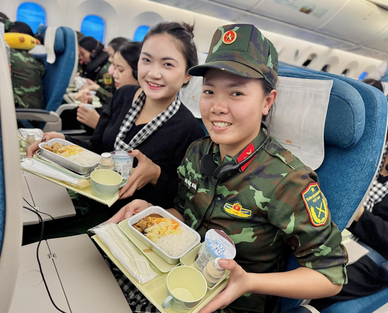 Bữa ăn trên không và giây phút nghỉ ngơi trên chuyến bay với dịch vụ tiêu chuẩn 4 sao quốc tế đã trở thành kỷ niệm đáng nhớ đối với các chiến sĩ.