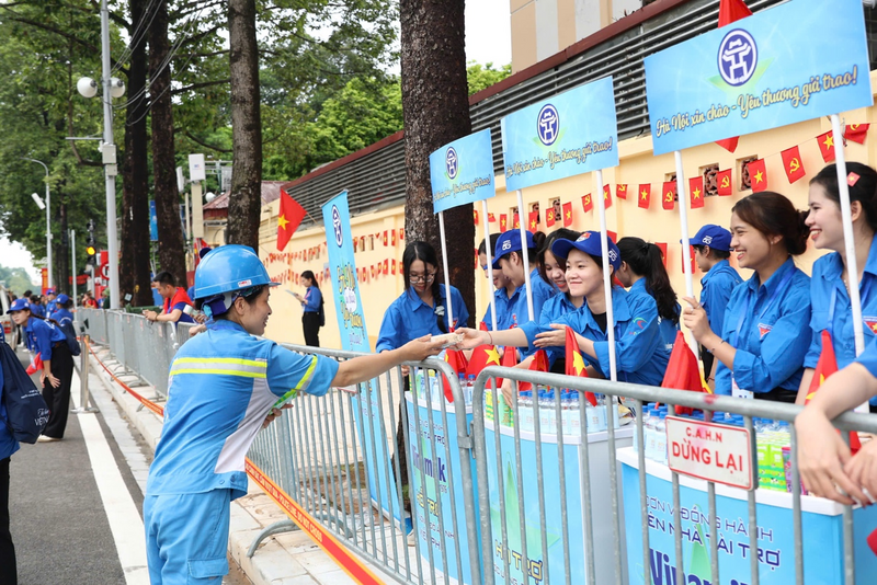 Sản phẩm sữa Vinamilk được phát cho công nhân môi trường trong dịp lễ kỷ niệm Quốc khánh 2/9