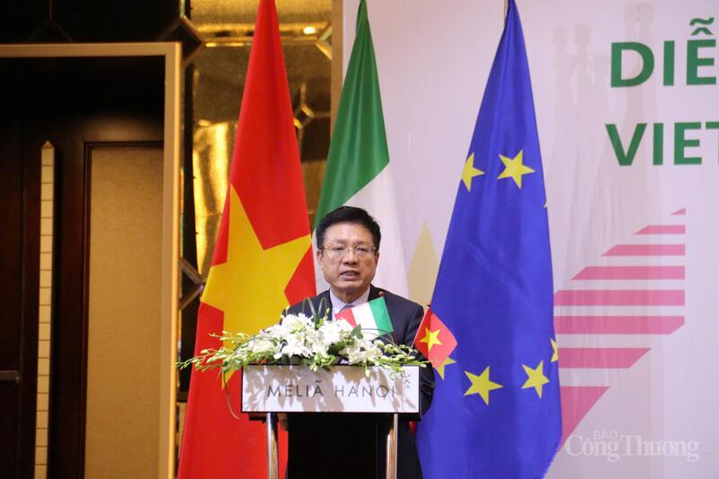 Ông Hồ Sỹ Hùng - Thứ trưởng Bộ Tài chính phát biểu tại diễn đàn. Ảnh: Thanh Tuấn