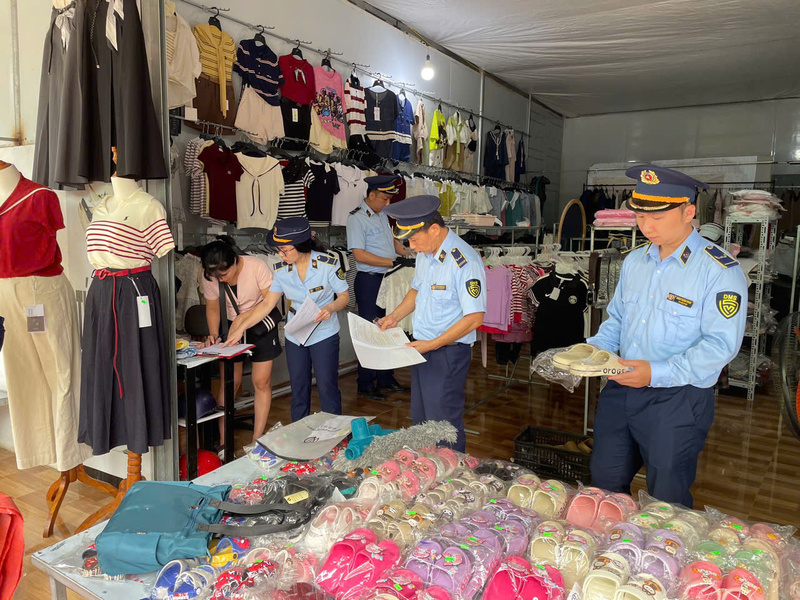 Đội Quản lý thị trường số 2 tăng cường tuyên truyền, giám sát hoạt động kinh doanh tại phiên chợ xã Khánh Khê, xã Tân Đoàn, tỉnh Lạng Sơn. Ảnh: Chi cục QLTTLS