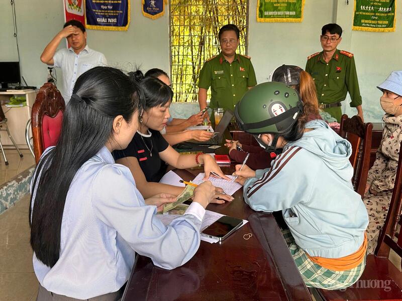 Những cán bộ thôn, xã làm việc xuyên lễ để trao quà mừng cho người dân là minh chứng sinh động của một mô hình chính quyền phục vụ, hướng đến nhân dân, vì nhân dân
