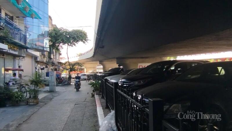 Những chiếc xe ô tô được đỗ sát gầm cầu Chương Dương (dọc phố Trần Nhật Duật).