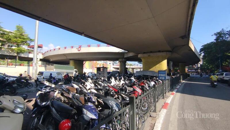Bãi trông giữ xe máy ngày và đêm ở gầm cầu Chương Dương.