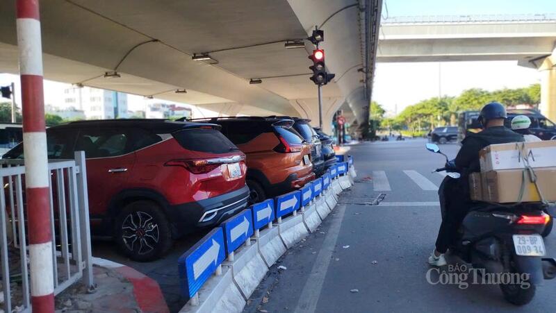 Những chiếc xe ô tô dưới gầm cầu Cầu Giấy.