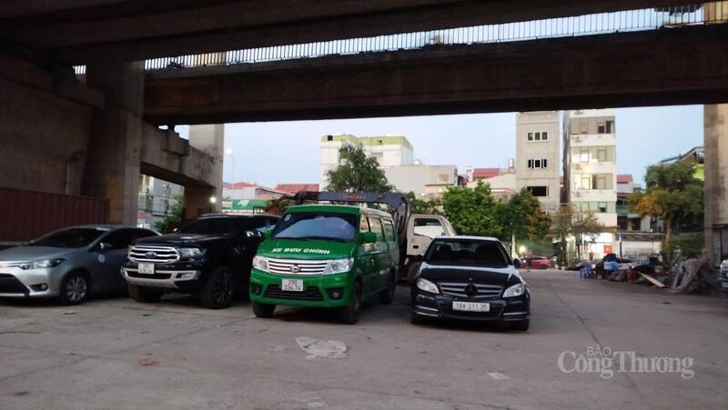 Gầm cầu Thăng Long cũng xuất hiện nhiều xe ô tô đỗ ngày, đêm tại đây.