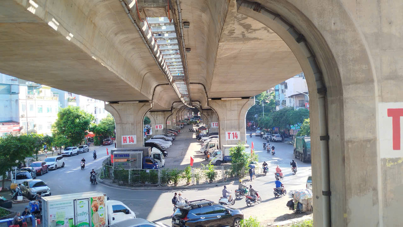 Bãi trông giữ ô tô, xe máy tại gầm cầu Vĩnh Tuy.