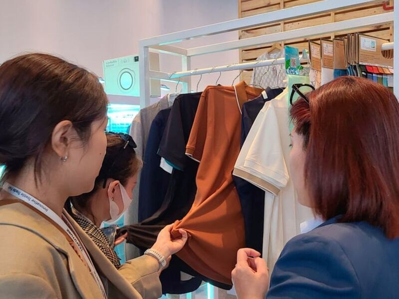Bộ sưu tập sản phẩm làm từ chất liệu tái chế của Faslink. Ảnh: Nhật Xuân