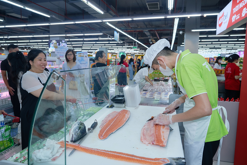 Doanh nghiệp bán lẻ có nhiều chương trình khuyến mãi kích cầu tiêu dùng (Ảnh: Kim Ngân)