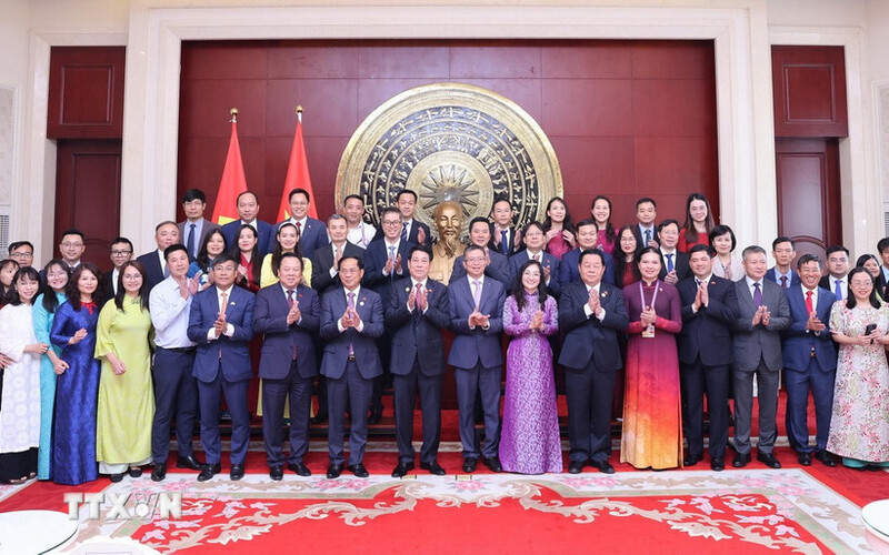 Chủ tịch nước gặp gỡ cộng đồng người Việt Nam tại Trung Quốc. Ảnh: TTXVN