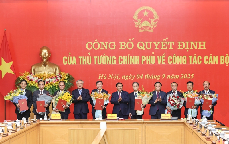 Thủ tướng Chính phủ Phạm Minh Chính trao quyết định bổ nhiệm lãnh đạo 8 bộ, cơ quan. Ảnh: VGP/Nhật Bắc
