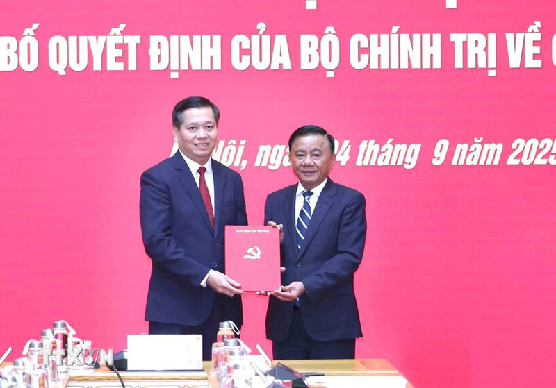 Đồng chí Trần Cẩm Tú, Ủy viên Bộ Chính trị, Thường trực Ban Bí thư, Bí thư Đảng ủy các cơ quan Đảng Trung ương trao Quyết định của Bộ Chính trị cho đồng chí Nguyễn Long Hải. Ảnh: TTXVN