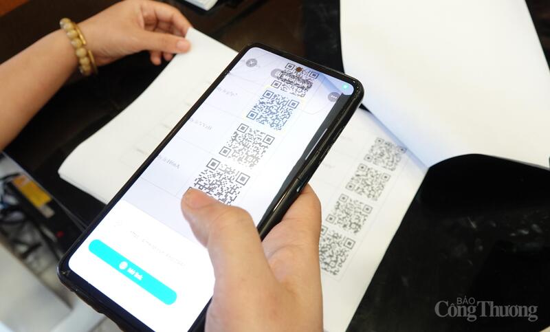 Người dân thao tác đơn giản khi quét mã Qr-code để tìm hiểu về thủ tục hành chính trong lĩnh vực Công Thương