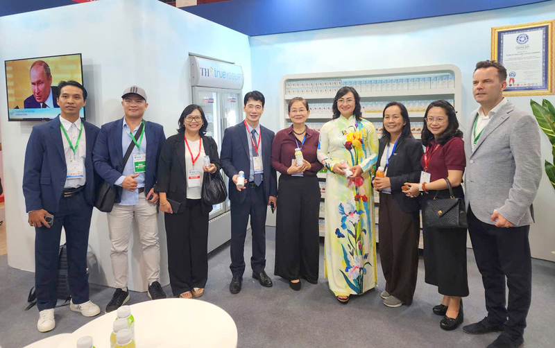 Thứ trưởng Bộ Công Thương Phan Thị Thắng và các đại biểu tham quan gian hàng TH Group tại sự kiện "Kết nối chuỗi cung ứng hàng hóa". Ảnh: Thanh Minh
