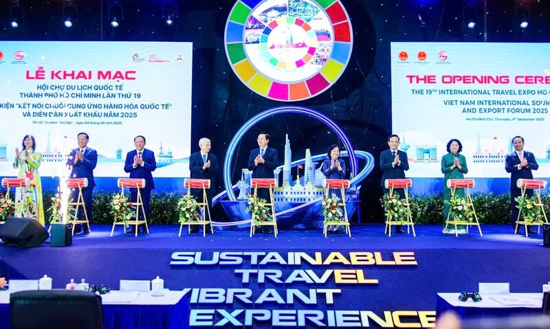 Các đại biểu thực hiện nghi thức cắt băng khai mạc chuỗi sự kiện ITE HCMC, VIS và Diễn đàn xuất khẩu năm 2025. Ảnh: Thanh Minh