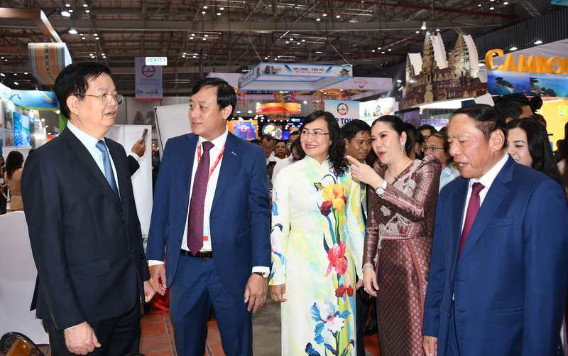 Phó Thủ tướng Mai Văn Chính, Thứ trưởng Bộ Công Thương Phan Thị Thắng và các đại biểu tham quan gian hàng ITE HCMC 2025. Ảnh: Minh Khuê