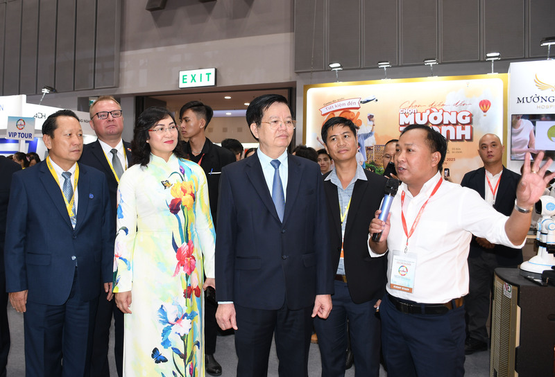 Doanh nghiệp giới thiệu sản phẩm với Phó Thủ tướng Mai Văn Chính, Thứ trưởng Bộ Công Thương Phan Thị Thắng và các đại biểu tại sự kiện. Ảnh: Minh Khuê