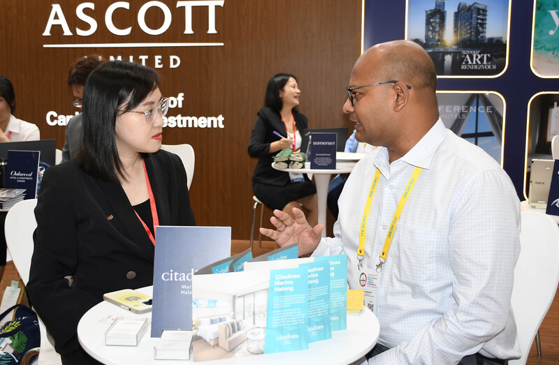 Nhà thu mua quốc tế trao đổi với doanh nghiệp Việt tại chuỗi sự kiện. Ảnh: Thanh Minh