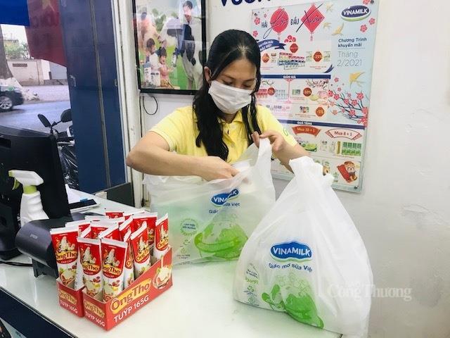 Hệ thống cửa hàng bán lẻ, giới thiệu sản phẩm của Vinamilk toàn bộ sử dụng túi phân hủy sinh học.