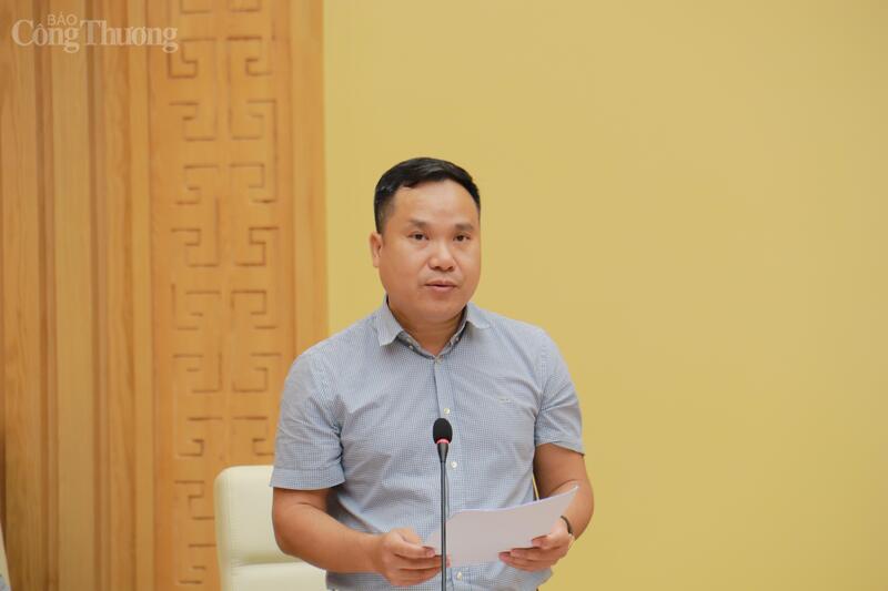 Phó Vụ trưởng Vụ Dầu khí và than Trịnh Đức Duy báo cáo tại hội nghị về Nghị quyết 70-NQ/TW