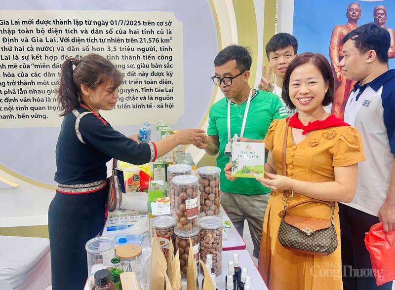 Nhiều sản phẩm nông sản và đặc sản đặc trưng, góp phần giới thiệu bản sắc địa phương. Ảnh: Bích Thu