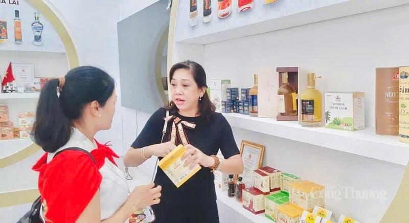 Bà Nguyễn Thị Bích Thu, Giám đốc Trung tâm Khuyến công và Xúc tiến thương mại (Sở Công Thương Gia Lai) tại các gian hàng. Ảnh: Bích Thu