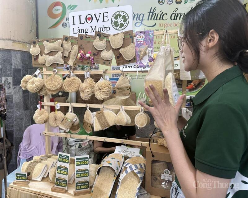 Sản phẩm được làm từ xơ mướp. Ảnh Minh Khuê