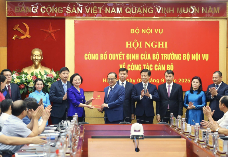 Hội nghị Công bố Quyết định của Bộ trưởng Bộ Nội vụ về công tác cán bộ. Ảnh: Tống Giáp