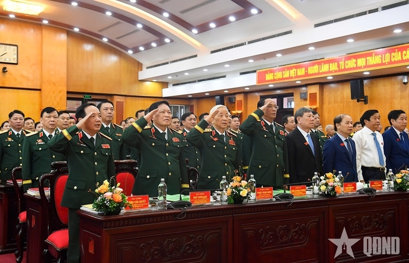 Các đại biểu thực hiện nghi thức chào cờ. Ảnh: QĐND