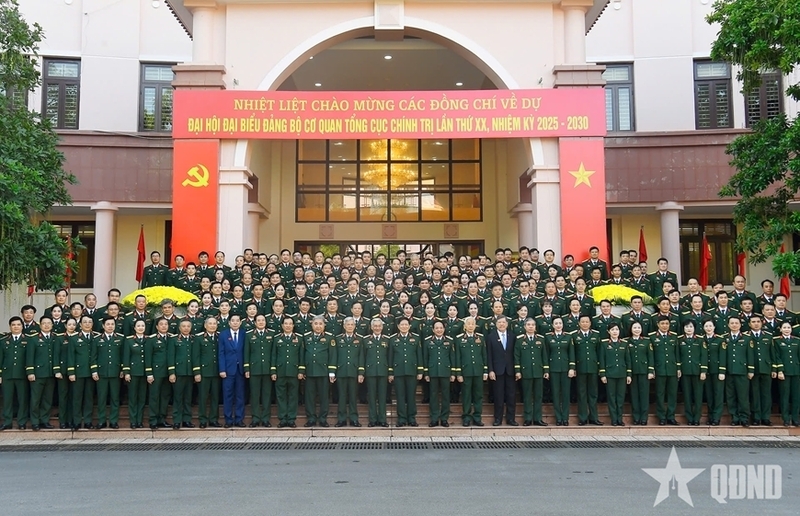 Các đại biểu chụp ảnh lưu niệm. Ảnh: QĐND