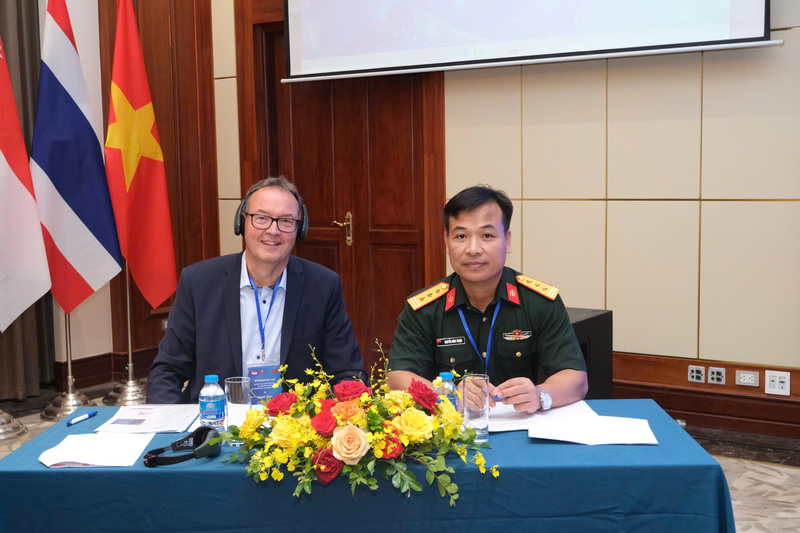 Thượng tá Nguyễn Đình Thuận - Binh chủng hóa học và Tiến sĩ Daniel Noort, Trưởng phòng thí nghiệm, Tổ chức cấm vũ khí hóa học điều hành phiên 1