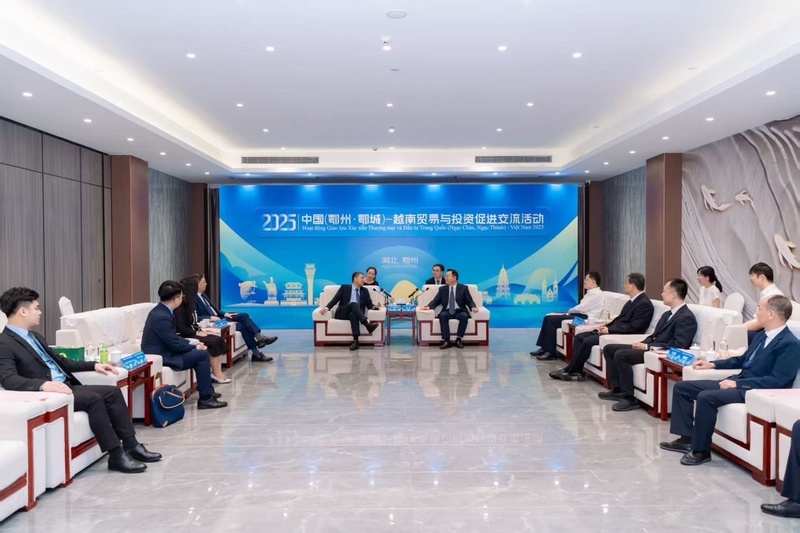 Ông Tô Ngọc Sơn, trưởng đoàn Bộ Công Thương làm việc với ông Tôn Binh, thống nhất nhiều giải pháp hợp tác về logistics hàng không, thương mại điện tử xuyên biên giới...