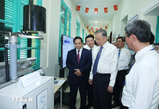 Tổng Bí thư Tô Lâm, Thủ tướng Phạm Minh Chính nghe giới thiệu các ứng dụng năng lượng nguyên tử vì hòa bình. Ảnh: TTXVN