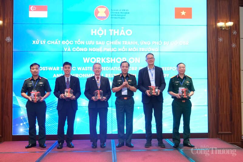 Tổng Giám đốc NACCET tặng quà lưu niệm cho Ban điều hành hội thảo