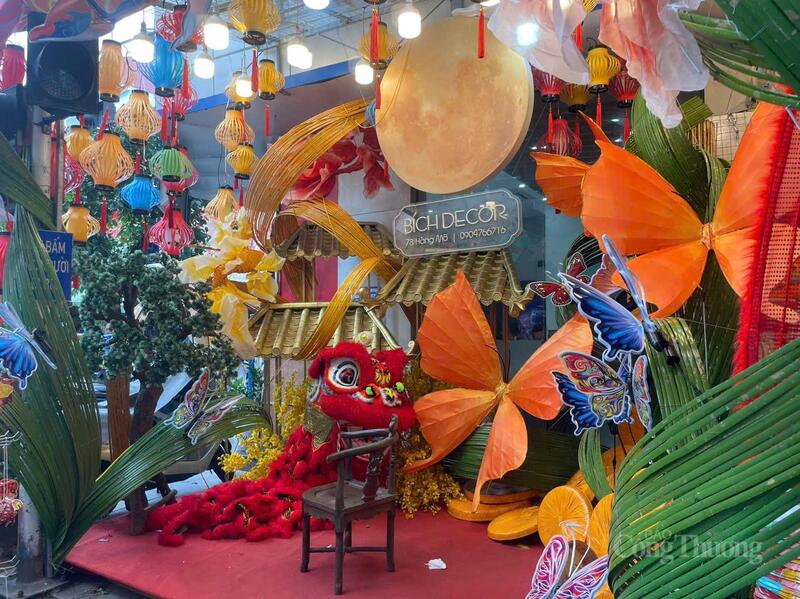 Không gian check-in rực rỡ sắc màu trung thu trên con phố Hàng Mã chỉ với 20.000 đồng/khách