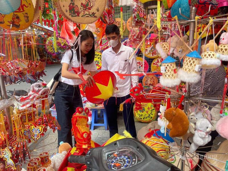 Các phụ huynh bắt đầu lên phố chọn đồ chơi trung thu cho con