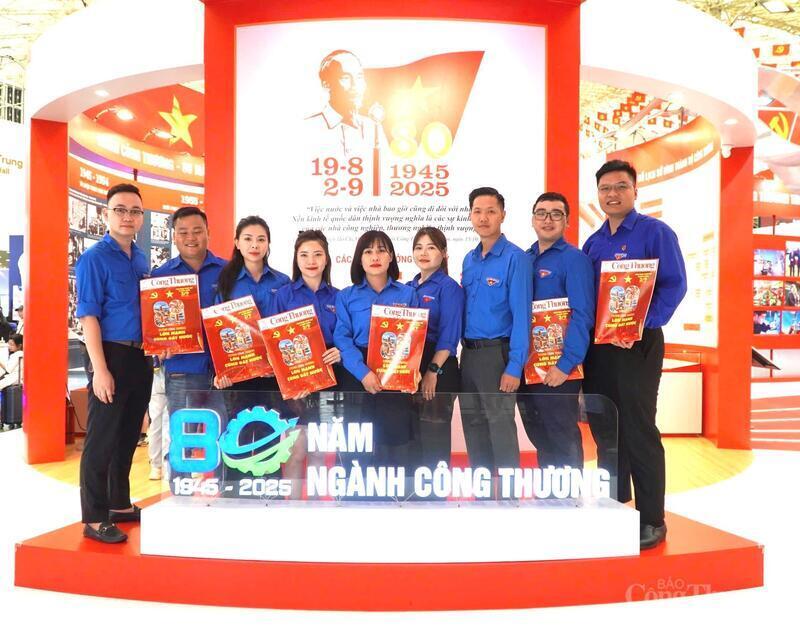 Đoàn Thanh niên Bộ Công Thương thăm gian trưng bày của Bộ