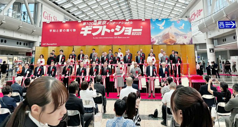 Các đại biểu cắt băng khai mạc Hội chợ quốc tế hàng thủ công mỹ nghệ tại Tokyo, Nhật Bản (Tokyo International Gift Show - TGIS 2025). Ảnh: M.H