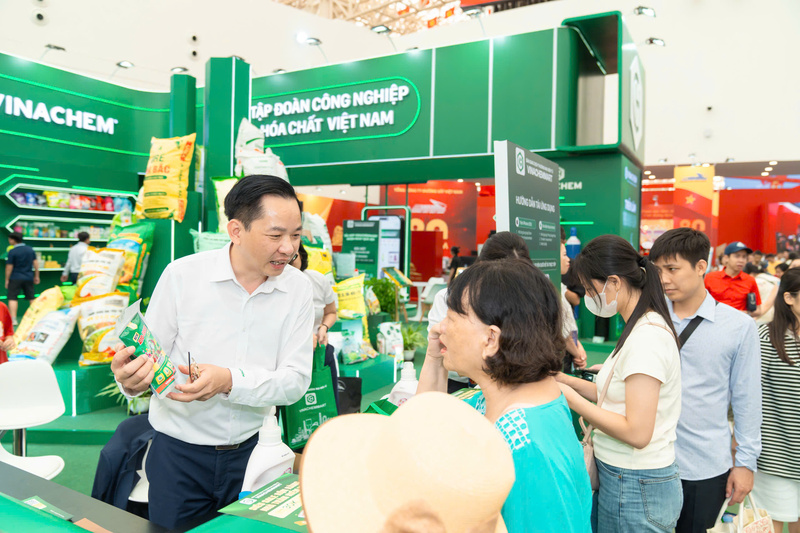 Ông Nguyễn Hữu Tú, Tổng Giám đốc Tập đoàn Hoá chất Việt Nam hướng dẫn khách tham quan tải ứng dụng Vinachemmart. Ảnh: Vinachem