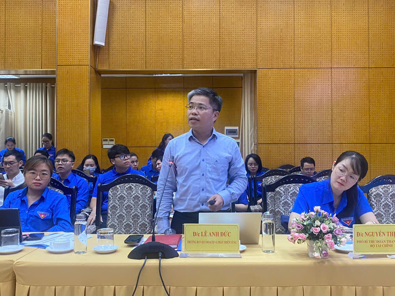 Ông Lê Anh Đức – Tưởng ban Quy hoạch và phát triển vùng Viện Chiến lược và chính sách Kinh tế - Tài chính (Bộ Tài chính) tham luận về định hướng không gian phát triển trong vận hành chính quyền địa phương 2 cấp gắn với động lực tăng trưởng. Ảnh: QD