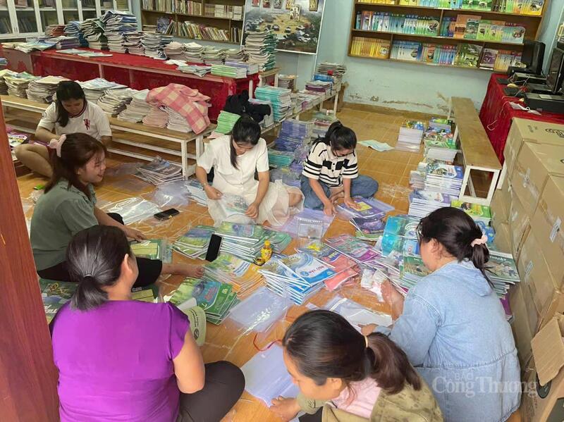 Các cô giáo bao bọc sách vở mới, chuẩn bị cho các em học sinh vùng cao