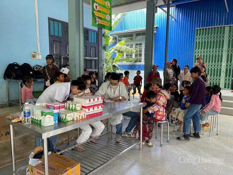 Tổ chức khám sức khỏe, cấp phát thuốc cho các em học sinh trường Phổ thông dân tộc bán trú Tiểu học và THCS Trà Nam (xã Trà Linh)