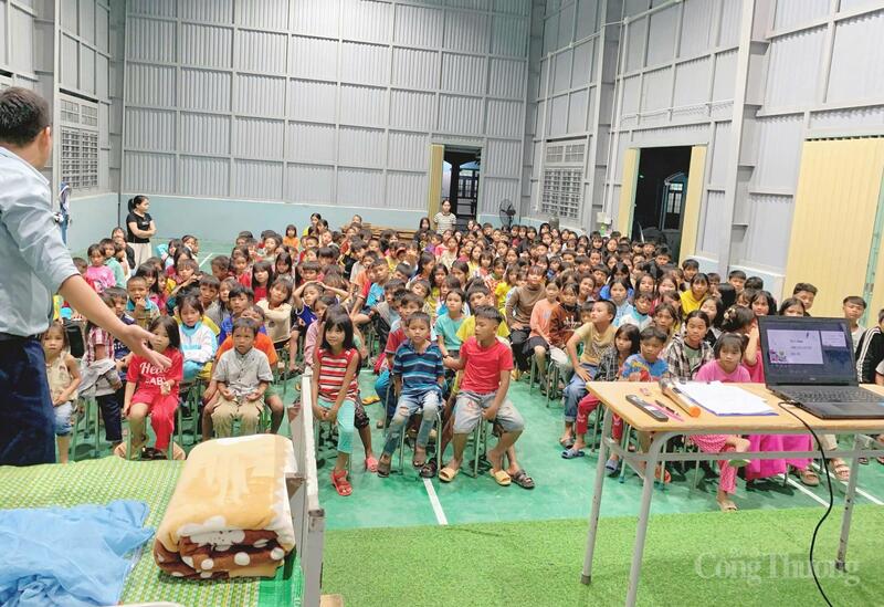 Tổ chức lớp tập huấn kĩ năng sống cho học sinh tiểu học để nâng cao ý thức tự giác của các em