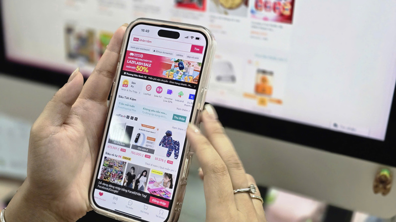 Giao diện mua hàng trên Lazada. Ảnh: Quỳnh Trang