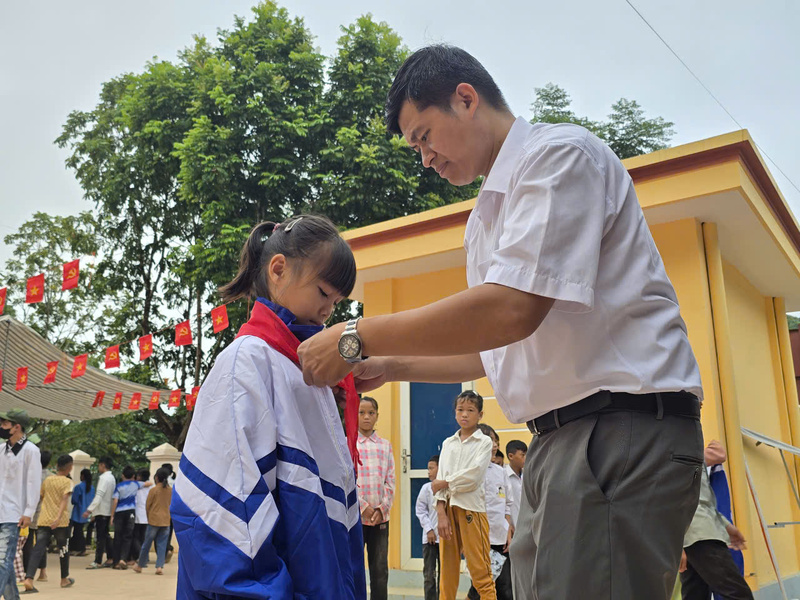 Tinh thần vượt khó đồng lòng của thầy và trò Trường Phổ thông dân tộc bán trú THCS Chiềng Sơ sau trận lũ lịch sử. Ảnh: CTV