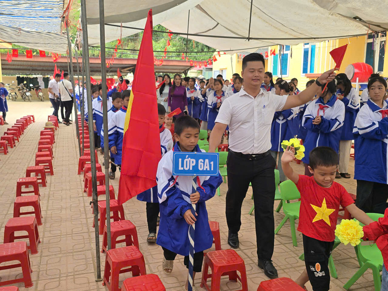 Thầy và trò trường Phổ thông dân tộc bán trú THCS Chiềng Sơ hân hoan trong ngày khai giảng năm học mới 2025-2026. Ảnh: CTV