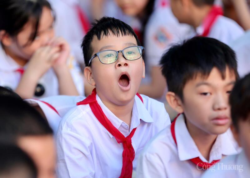 Sau kỳ nghỉ dài, nhiều học sinh vẫn còn ngái ngủ khi đến trường