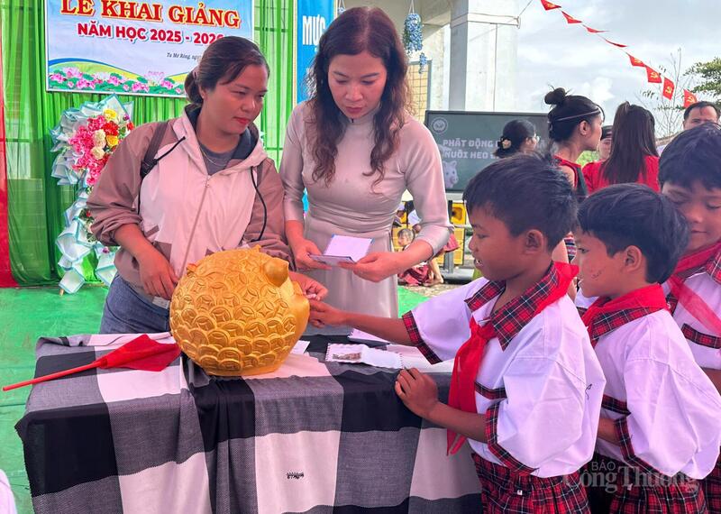 Các em học sinh của trường Tiểu học Kim Đồng góp những đồng tiền yêu thương để giúp các bạn học sinh có hoàn cảnh khó khăn hơn