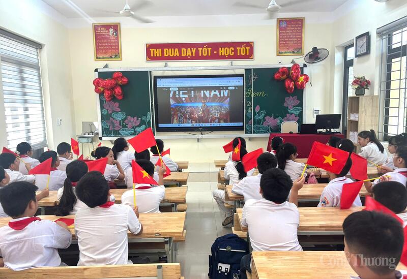 Kết thúc lễ khai giảng tại trường, các em học sinh về lớp và theo dõi lễ kỷ niệm và khai giảng năm học mới trên kênh VTV1