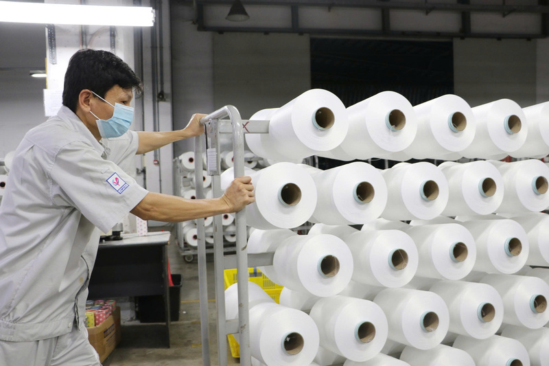 Dệt may là một trong những ngành luôn dẫn đầu về kim ngạch xuất khẩu nhưng cũng đang phụ thuộc chủ yếu vào việc nhập khẩu nguyên vật liệu - Ảnh: Lê Hoàng